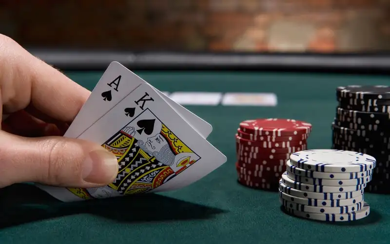 Luật chơi Poker cơ bản là gì và biến thể nào phổ biến nhất?